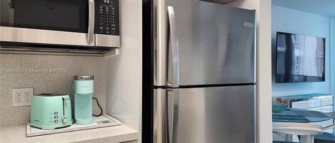 Køleskab, mikrobølgeovn, ovn, kogeplade