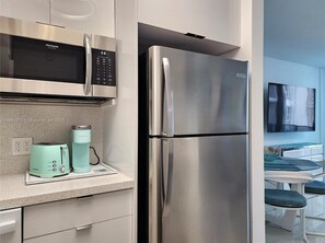 Geladeira, micro-ondas, fogão, cooktop