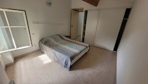 2 bedrooms, iron/ironing board, WiFi