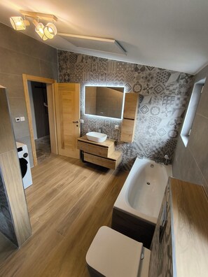 Secadora de cabello, bidet, toallas, papel de baño 