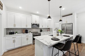 Refrigerador, microondas, horno, placa de cocina