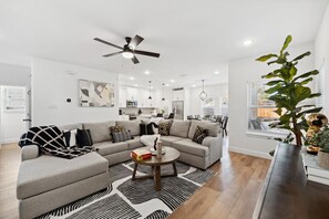 Smart TV, videojuegos, mesa de ping pong