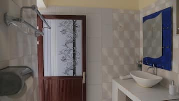 Douche, sèche-cheveux, bidet, serviettes fournies