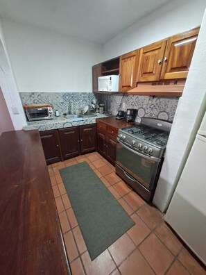 Fridge, microwave, oven, stovetop - Spacious 2-bedroom and den Appartment with AC, WiFi in charming Puerto Vallarta (Puerto Vallarta)