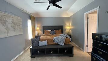 3 habitaciones, tabla de planchar con plancha, wifi y ropa de cama