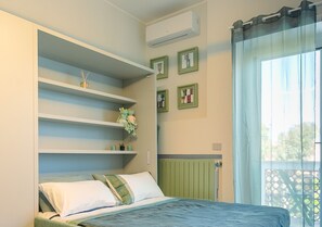 1 chambre, bureau, fer et planche à repasser, lit parapluie