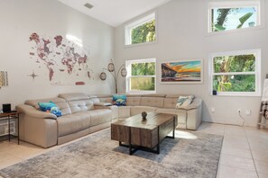 TV connectée, baby-foot, livres, chaîne hi-fi