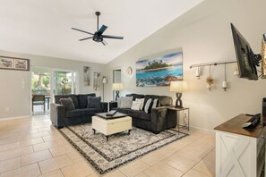 TV connectée, baby-foot, livres, chaîne hi-fi