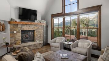 Télévision, cheminée