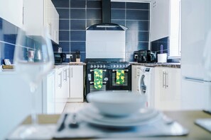 Een koelkast, een microgolfoven, een oven, een kookplaat