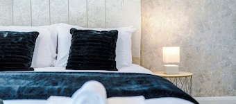 Stylish 3-bed house, Sleeps 5, Free parking,Private garden.
