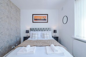 3 habitaciones, tabla de planchar con plancha, wifi y ropa de cama 