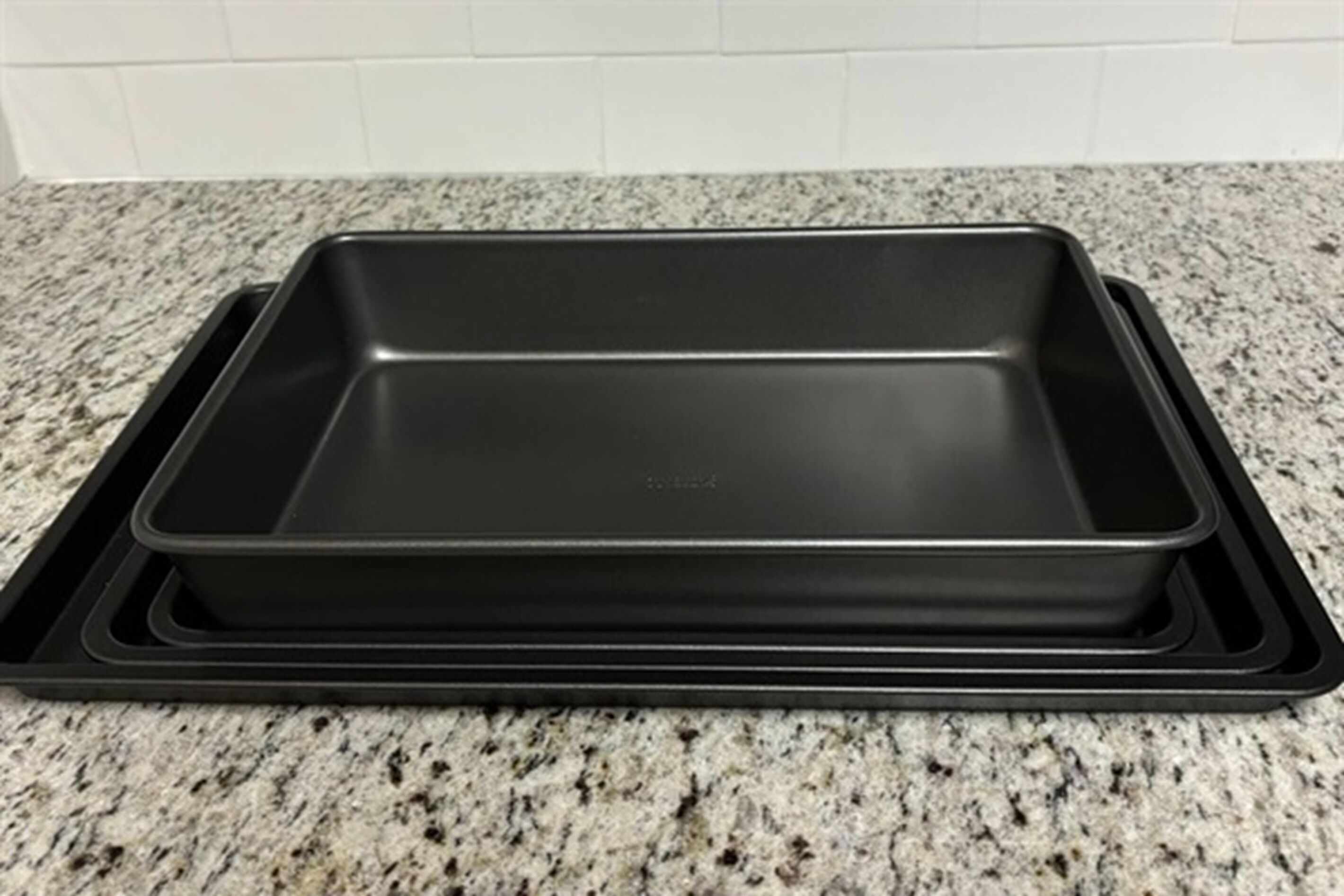 Una bandeja negra sobre una encimera de granito.