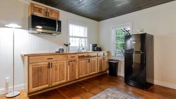 Réfrigérateur, micro-ondes, plaque de cuisson, cafetiÚre/bouilloire