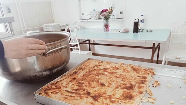 A kitchen with a large metal pot and a rectangular baking tray on a counter. - Ayyıldız Hostel (Belgrade)