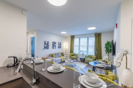 Interior. Opulence n Olive ~ 4bath, 10 beds+Park 2 cars FREE ✨10% OFF 7 days +