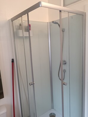 Dusche, Haartrockner, Handtücher, Seife