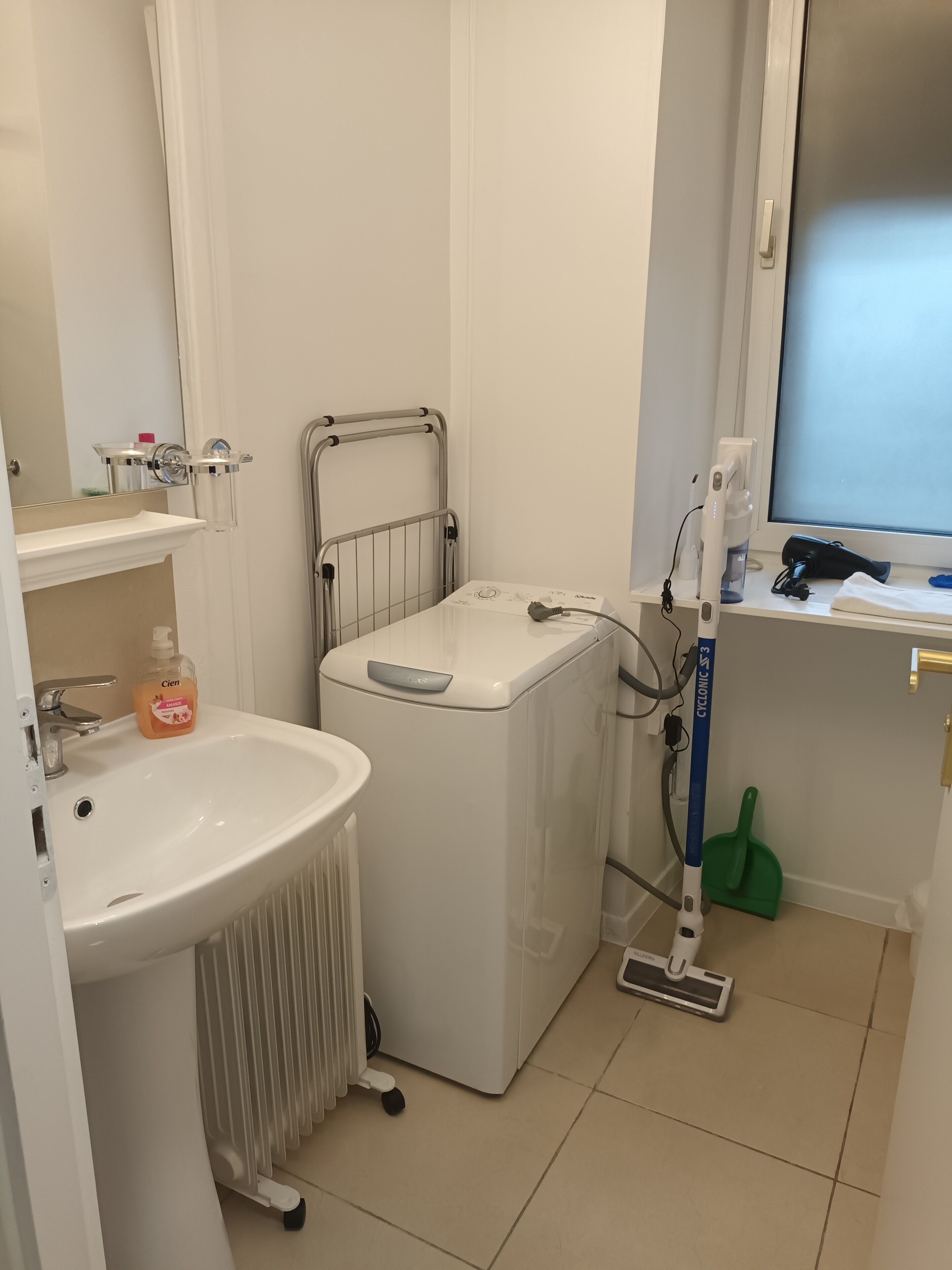 Douche, sèche-cheveux, serviettes fournies, savon