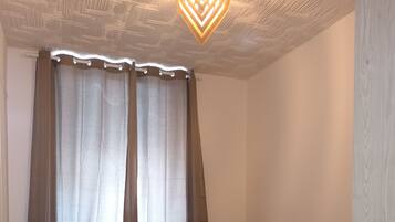 2 chambres, bureau, fer et planche Ă repasser, lit parapluie