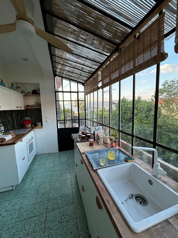 Fridge, oven, stovetop, dishwasher