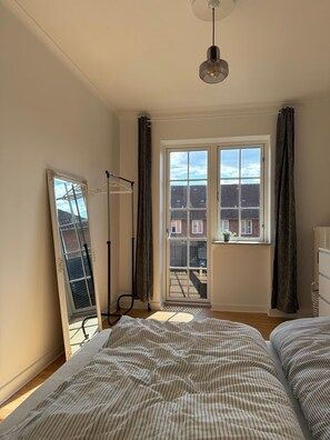 1 bedroom, desk, travel crib, free WiFi