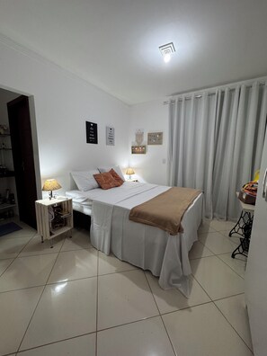 3 makuuhuonetta, silitysrauta/-lauta, ilmainen Wi-Fi, vuodevaatteet