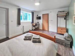 1 bedroom, bed sheets