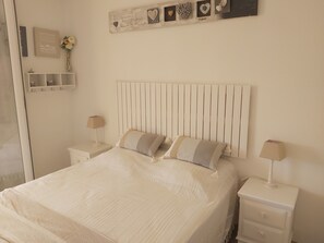 1 chambre, fer et planche à repasser