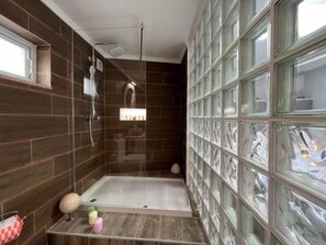 House | Bathroom | Shower, towels - Fonte Retreat Premium Suite (Vila Nova de Gaia)