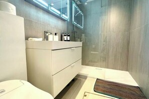 Chuveiro, secador de cabelo, toalhas de banho, sabonete