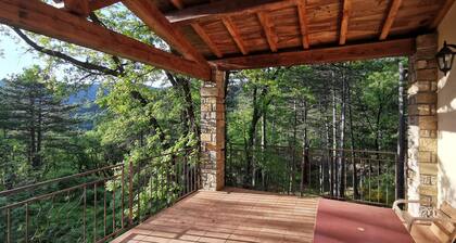 Sérénité totale et moments de bonheur intime dans la nature de Méditerranée