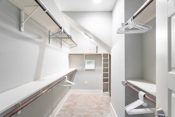 4 bedrooms, iron/ironing board, free WiFi