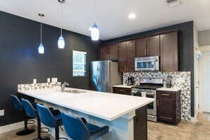 Full-sized fridge, microwave, oven, stovetop