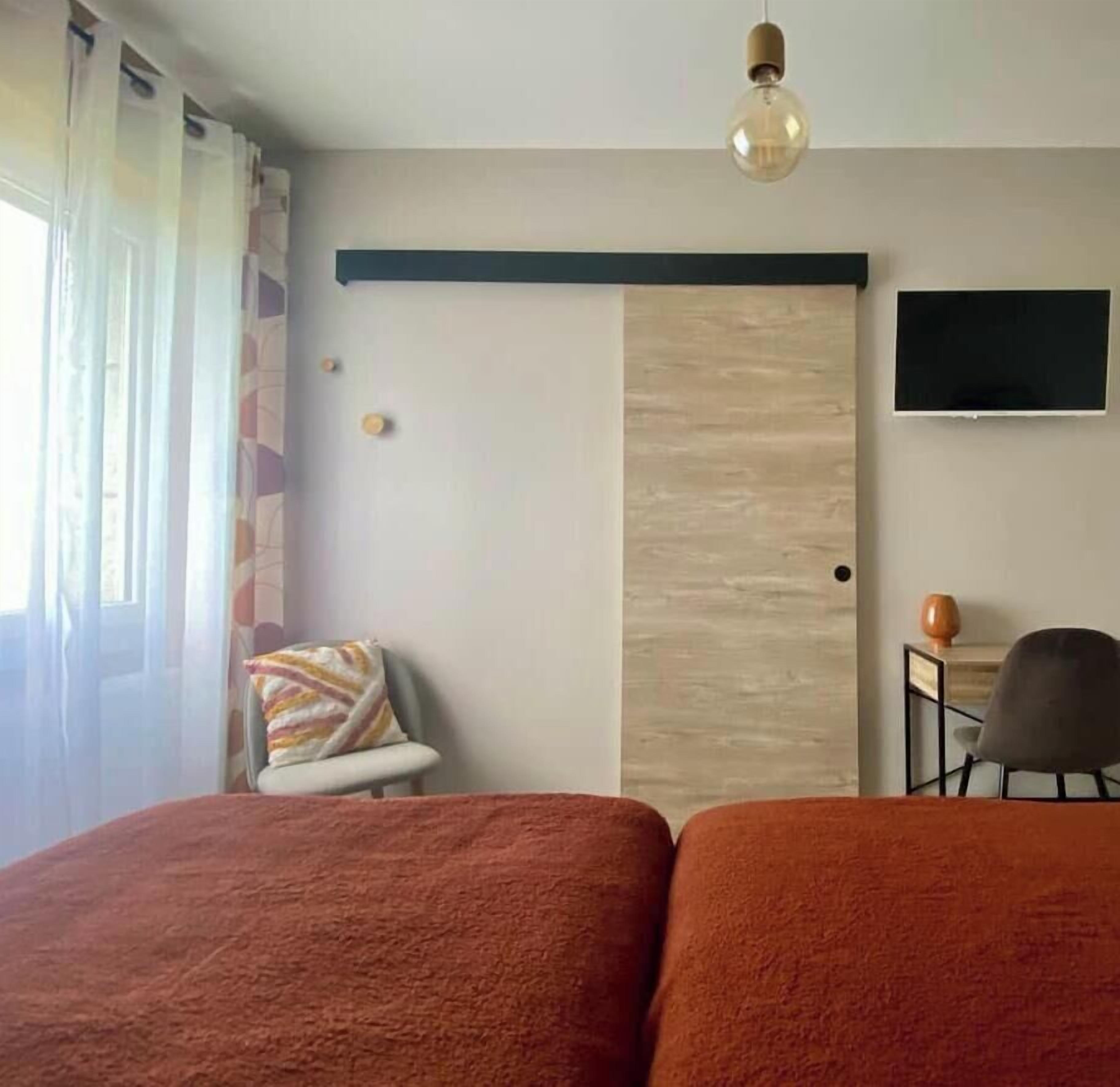 2 slaapkamers, een bureau, een strijkplank/strijkijzer, wifi