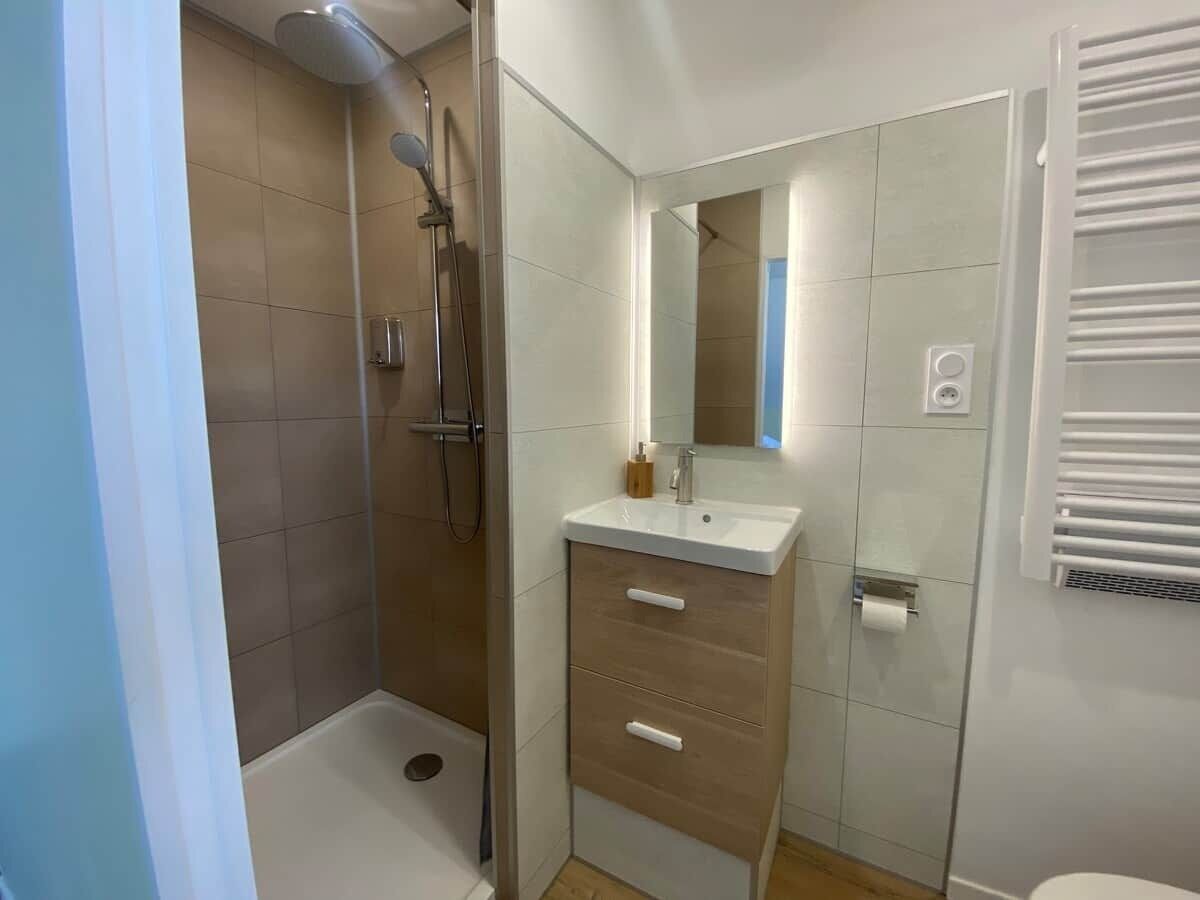Douche, sèche-cheveux, serviettes fournies, savon