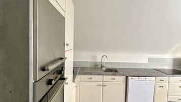 Een koelkast, een microgolfoven, een oven, een kookplaat