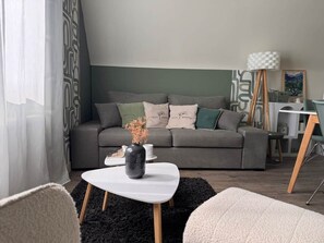 TV, video games, DVD player, stereo - Downtown, Enclosed private parking lot, Bike storage area (Mayenne)