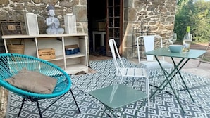 Outdoor dining - Downtown, Enclosed private parking lot, Bike storage area (Mayenne)