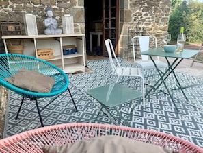 Outdoor dining - Villa Medena - All-comfort stay + jacuzzi - Rated 3*. (Mayenne)