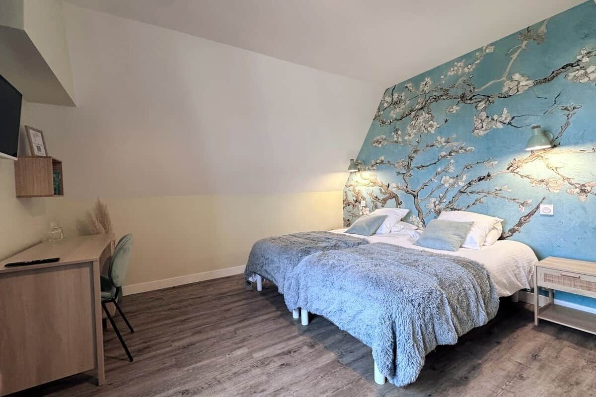 2 bedrooms, desk, iron/ironing board, WiFi