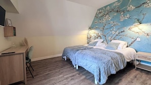 2 bedrooms, desk, iron/ironing board, WiFi - Downtown, Enclosed private parking lot, Bike storage area (Mayenne)