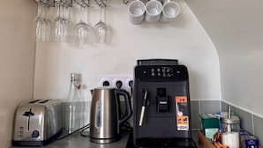 Coffee/tea maker, fridge, microwave, oven - Downtown, Enclosed private parking lot, Bike storage area (Mayenne)