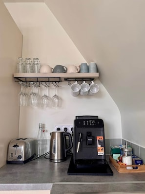 Coffee/tea maker, fridge, microwave, oven - Downtown, Enclosed private parking lot, Bike storage area (Mayenne)