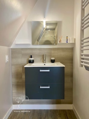 Shower, hair dryer, towels, soap - Villa Medena - All-comfort stay + jacuzzi - Rated 3*. (Mayenne)