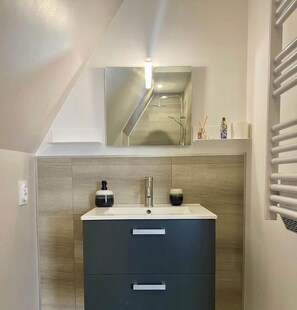 Shower, soap, shampoo, toilet paper - Downtown, Enclosed private parking lot, Bike storage area (Mayenne)
