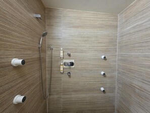 Dusche, Haartrockner, Handtücher