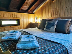 2 bedrooms, iron/ironing board, internet, bed sheets