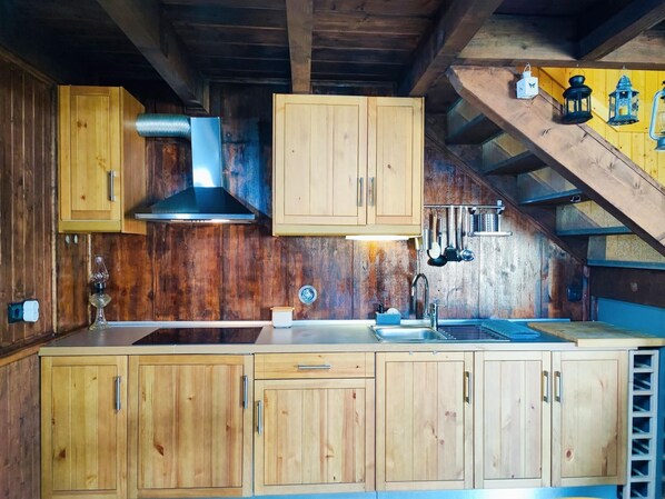 Refrigerador, microondas, horno y cafetera y tetera 