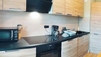 Een koelkast, een microgolfoven, een oven, een kookplaat