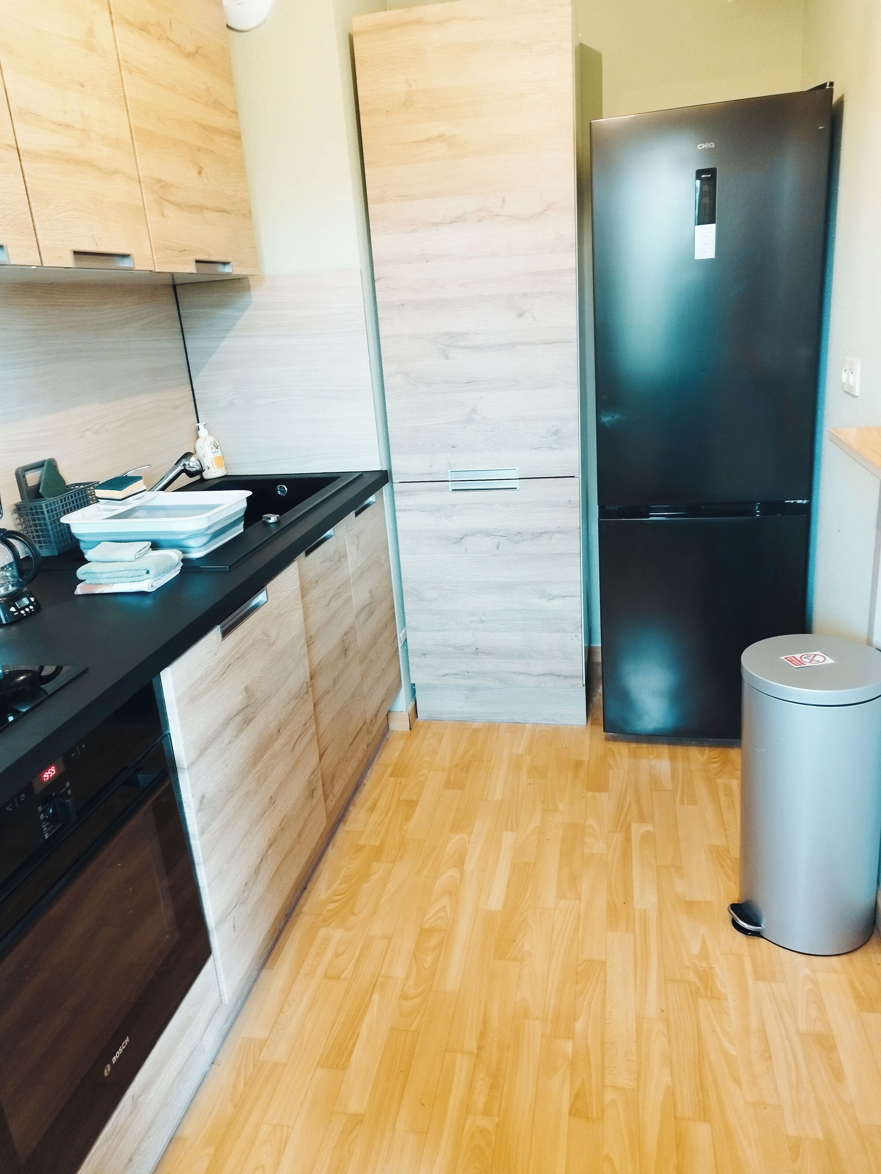 Een koelkast, een microgolfoven, een oven, een kookplaat